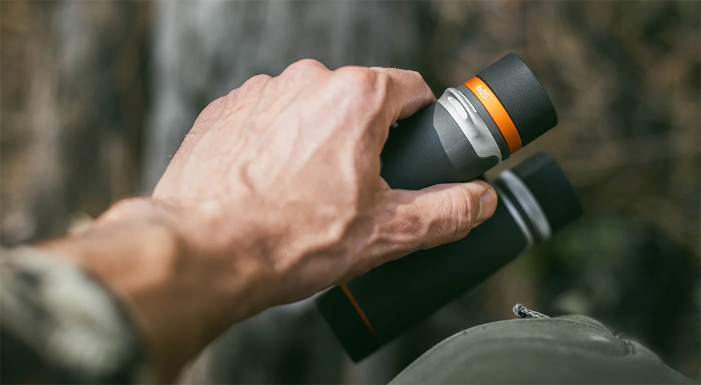 Maven B.7 8x25 Binocular in male hand.