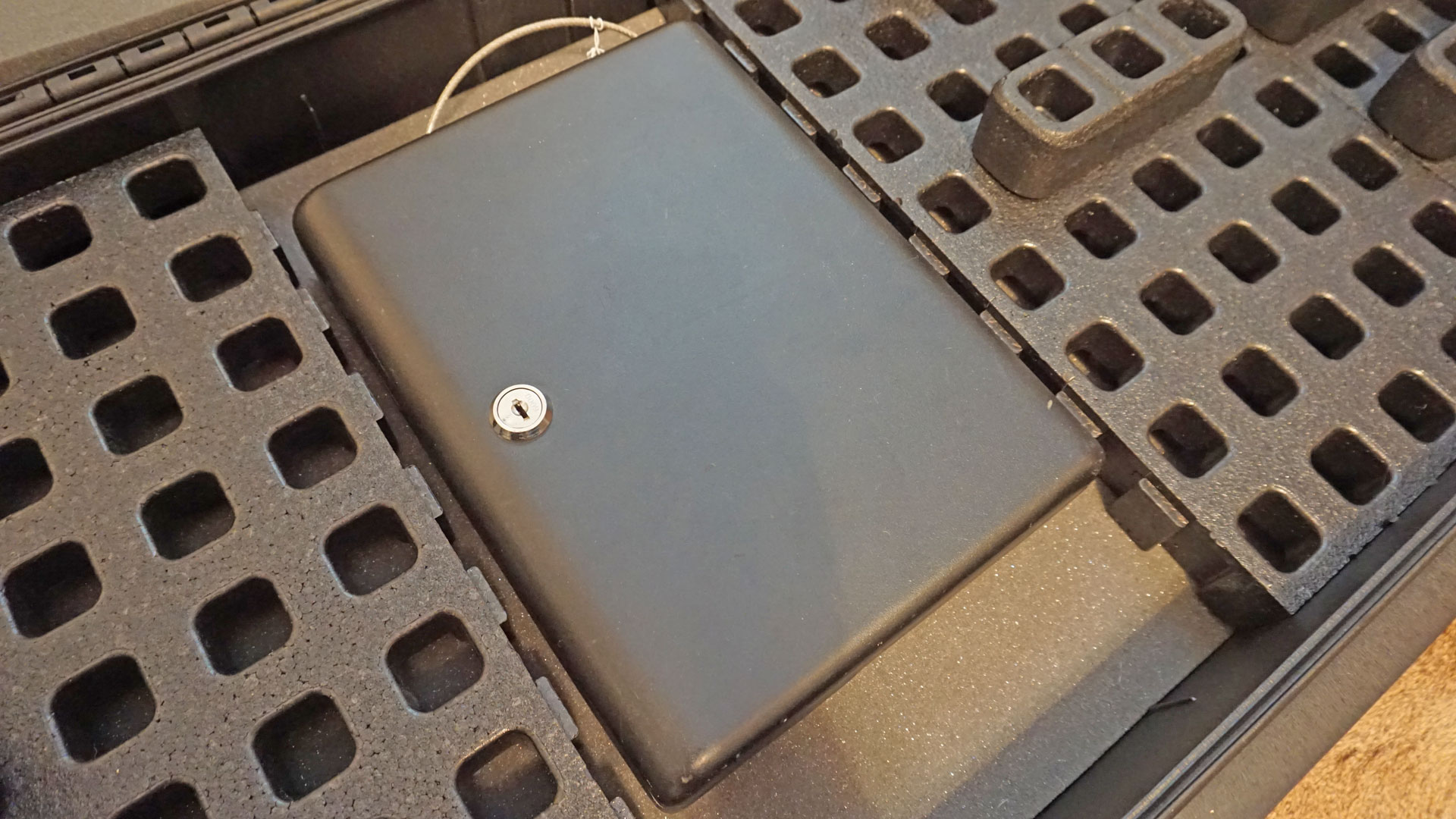 Ammo case in place of DAKA Grid panel