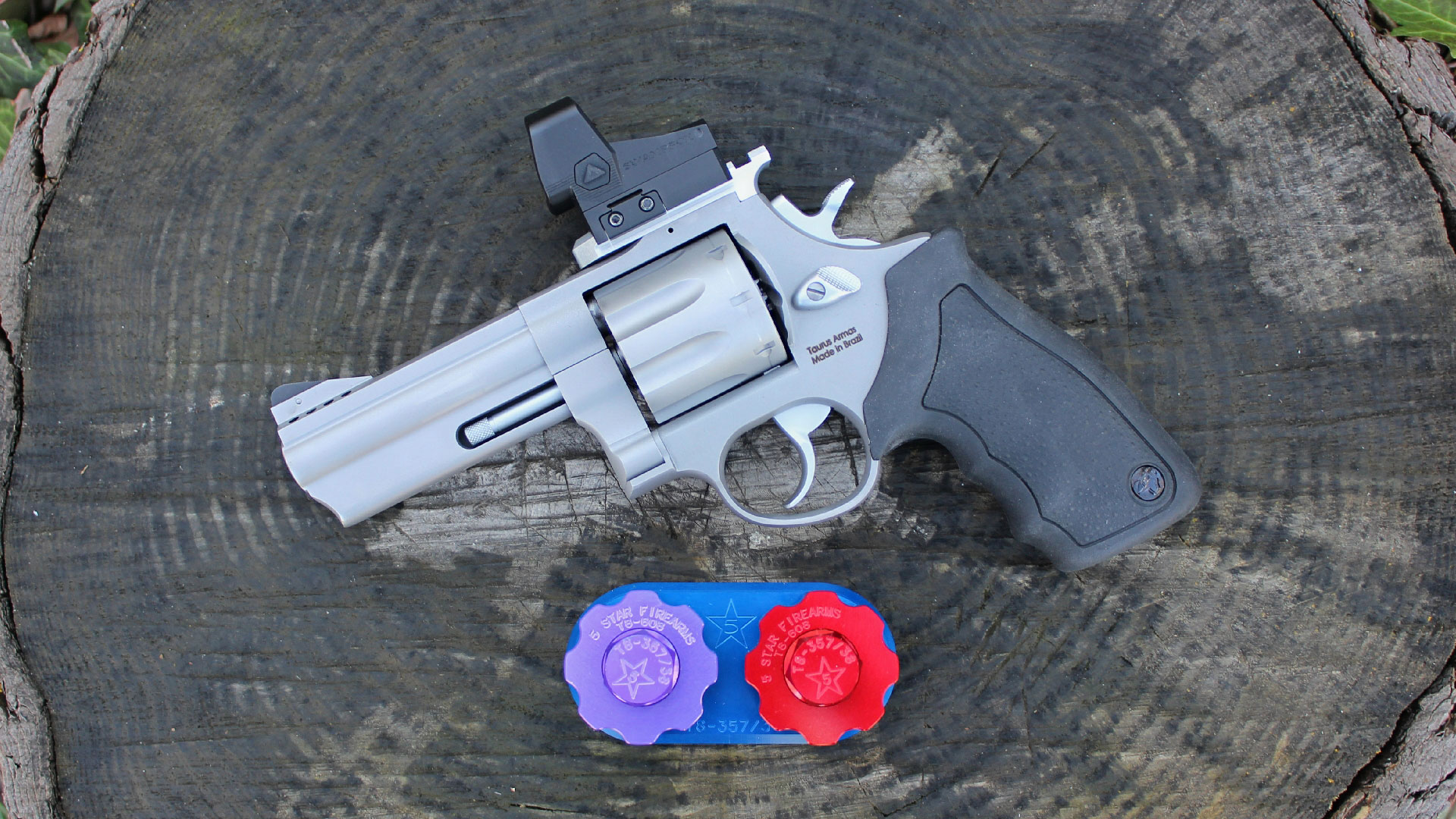 Taurus 608 Revolver with speedloaders on stump
